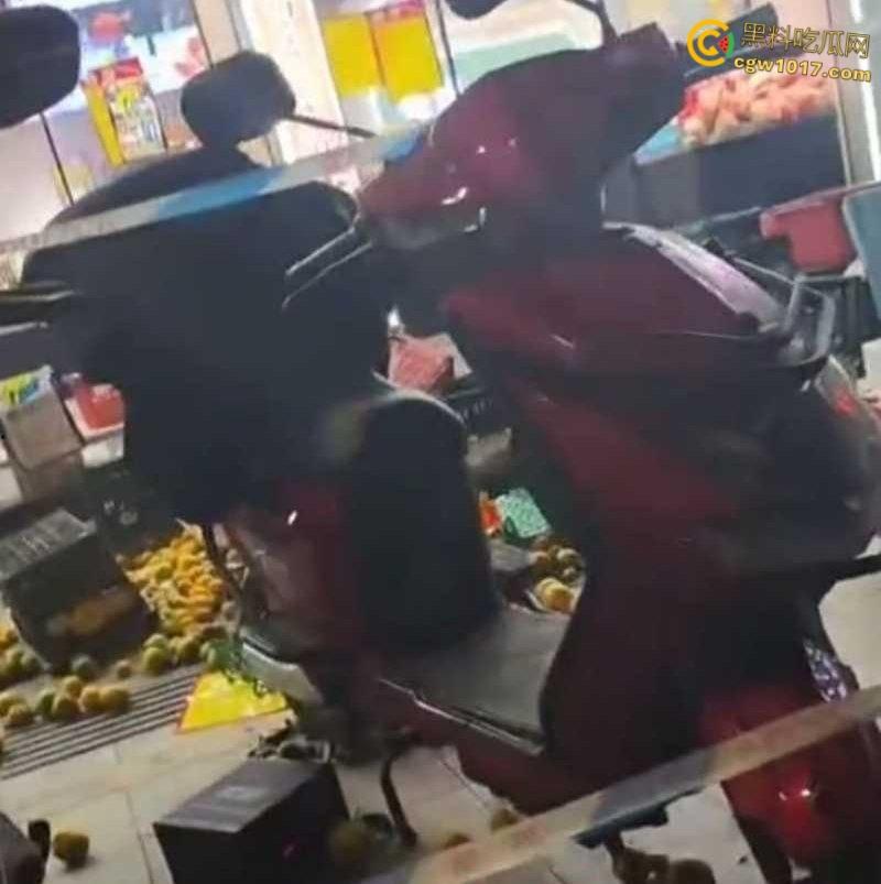 杭州乔司街道水果店，男子因老板拖欠数月工资，生活彻底陷入绝境，压力爆发打砸水果店混乱！-6