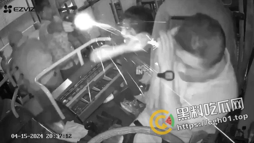 厄瓜多尔公交车司机遭抢劫爆头 血如泉涌喷出来 这点钱值得下手这么狠吗 现场监控流出 血腥慎入-3