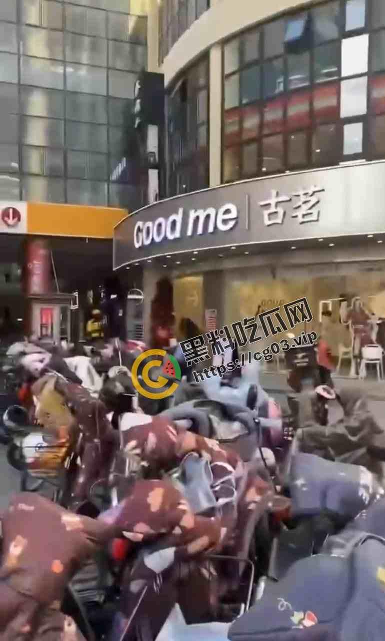 梁山上大分！梁山龙城广场古茗店内当众口交 随后去车中车震 是寻求刺激还是房都开不起-4