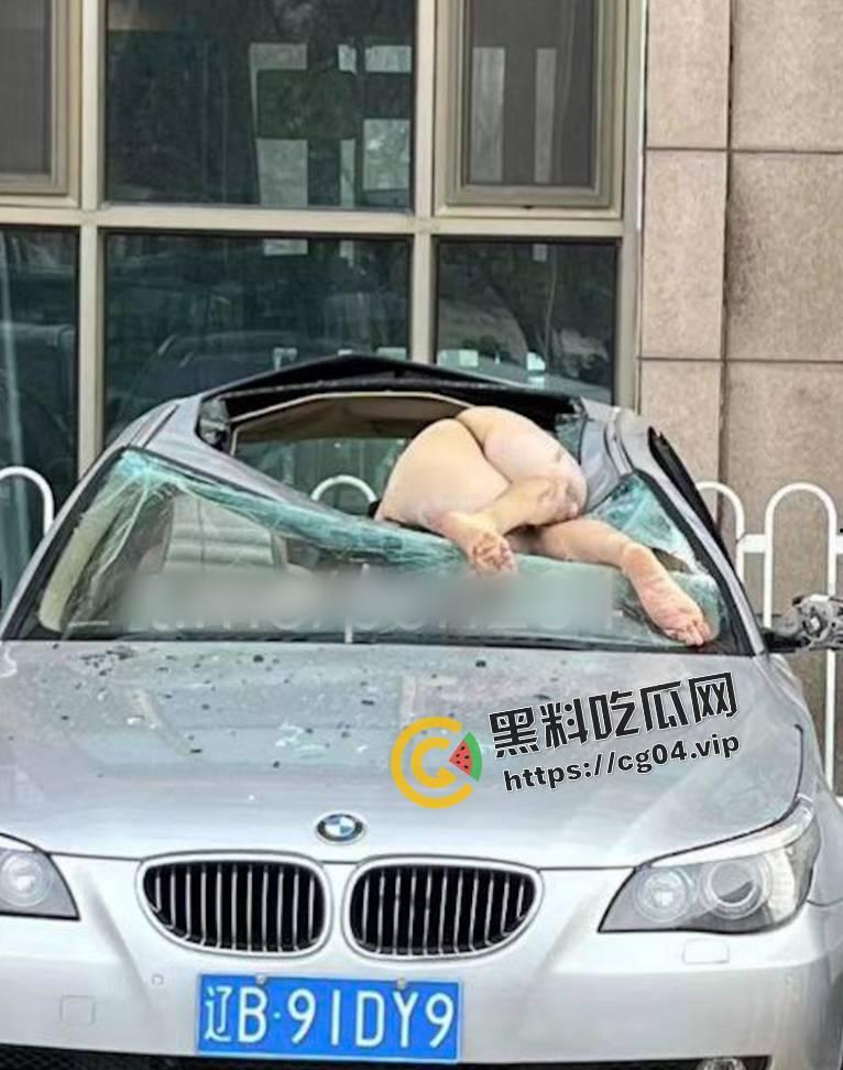 最新现场收尸画面！12月13日大连星海广场跳楼女收尸画面  全裸跳楼  具体原因暂未公布-2