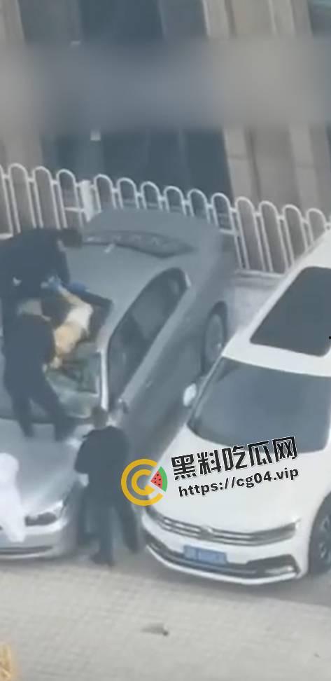 最新现场收尸画面！12月13日大连星海广场跳楼女收尸画面  全裸跳楼  具体原因暂未公布-6