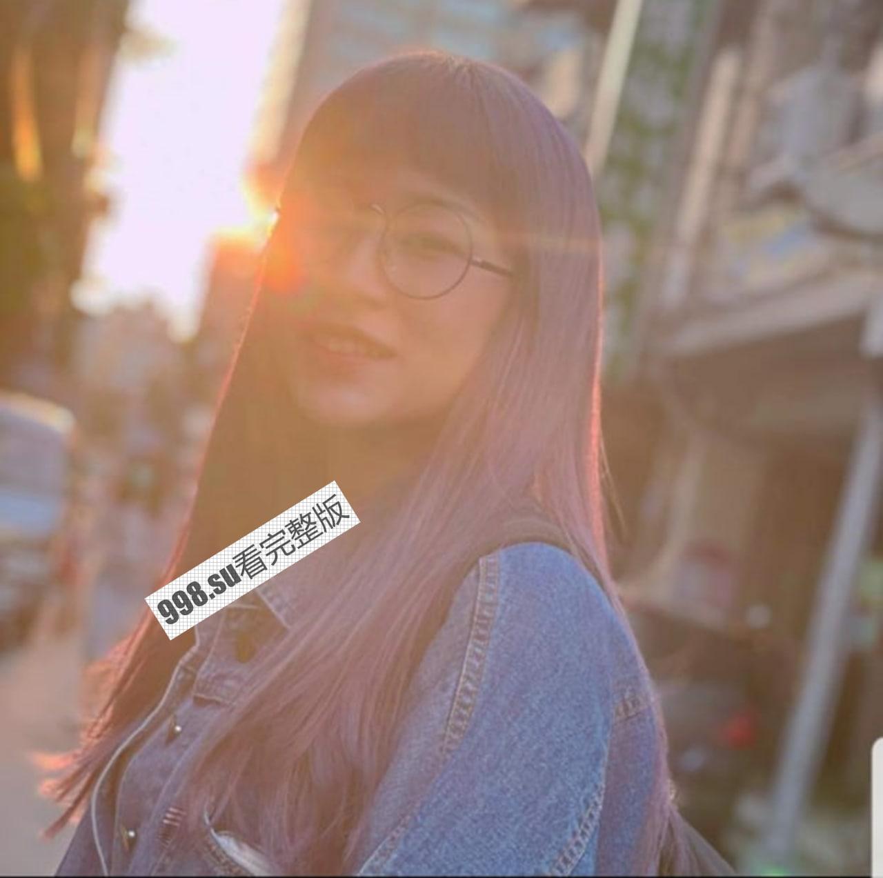 ❤️身材火爆的高三嫩妹❤️主动掰开粉嫩的鲍鱼果然是人美B靓-1