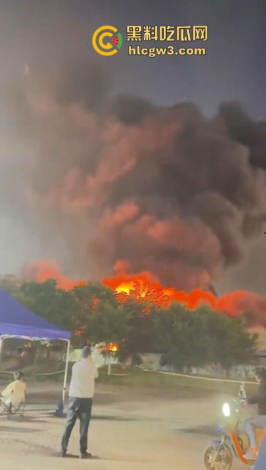 广州石井大道石丰花园煤气爆炸起火，现场多辆消防车救援，爆炸气浪把消防员吹倒！-1