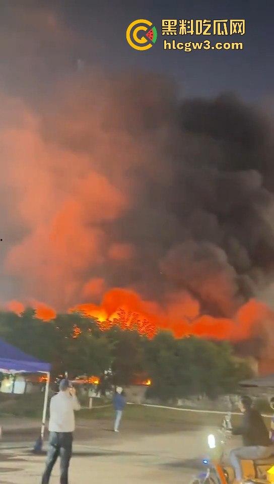 广州石井大道石丰花园煤气爆炸起火，现场多辆消防车救援，爆炸气浪把消防员吹倒！-4