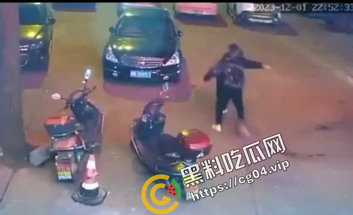 株洲攸县黄图岭镇怒杀出轨女和情夫 现场监控画面 血如水流-4