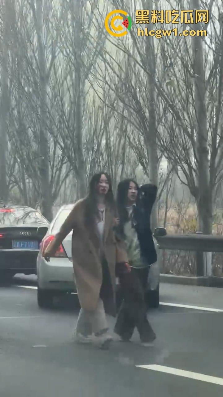 辽宁沈阳高速大巴车侧翻起火  50多名学生烧伤惨重 真实现场视频流出-3