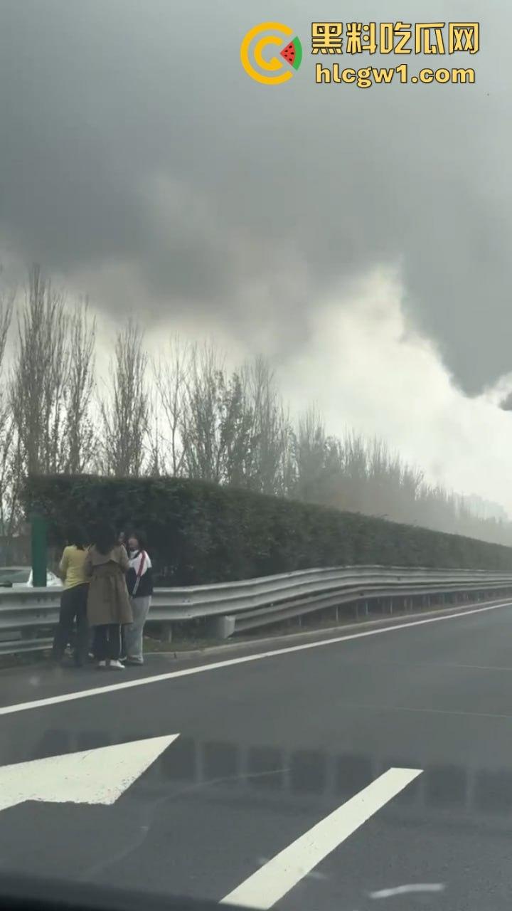 辽宁沈阳高速大巴车侧翻起火  50多名学生烧伤惨重 真实现场视频流出-7