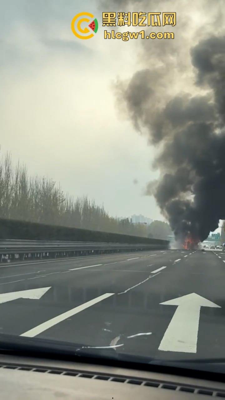 辽宁沈阳高速大巴车侧翻起火  50多名学生烧伤惨重 真实现场视频流出-9