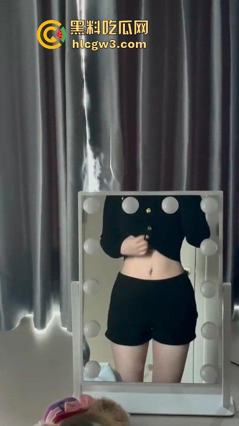 摩托圈【穗晴】这骚货彻底不要脸了！援交翻车被粉丝认出非但不跑，还主动撅起屁股让拍，这骚逼真会玩！-13