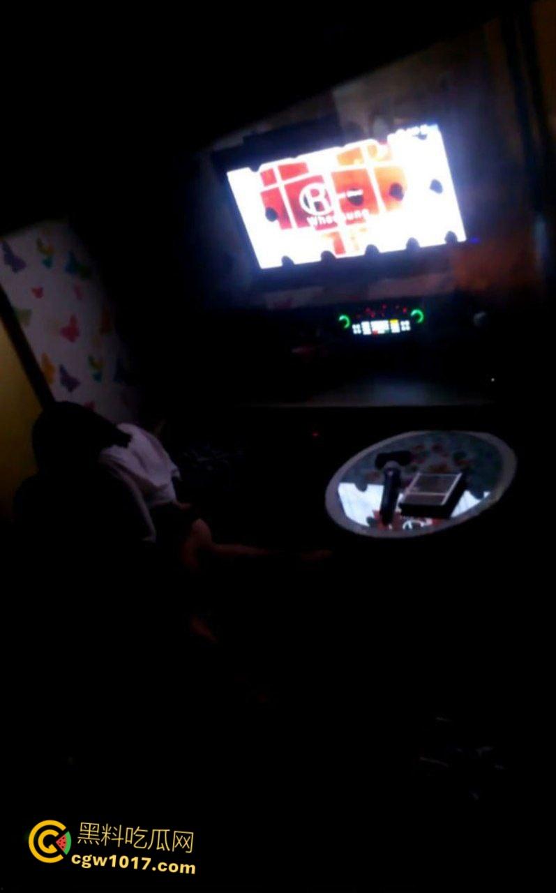 大神潜入KTV偷拍，小情侣包厢偷吃，美腿诱惑激情热吻，女上骑乘榨精疯狂打桩，刺激无比！-4