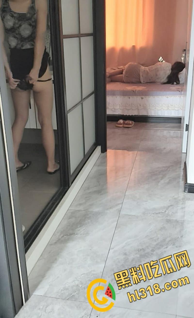 海角乱伦之乱伦亲妈，客厅发现亲妈自慰，背着阿姨在卫生间激情啪啪，老妈趴在洗手池前含泪挨炮！-5