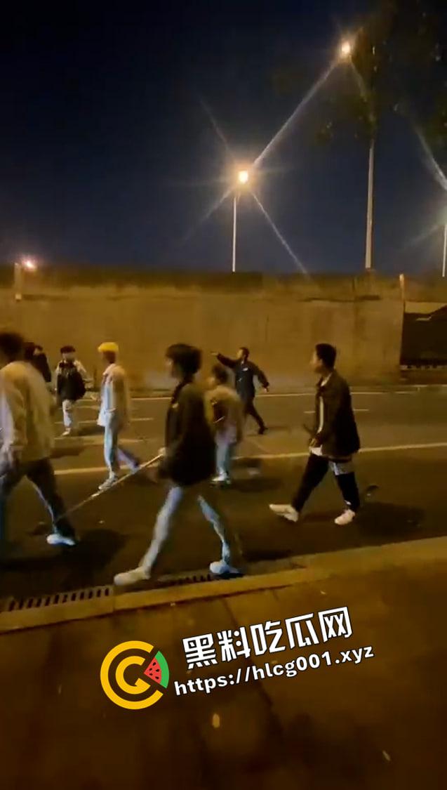 重庆精神小伙群殴现场堪比电影 刀枪棍棒样样精通 下手没一点轻重 头都打爆了-3