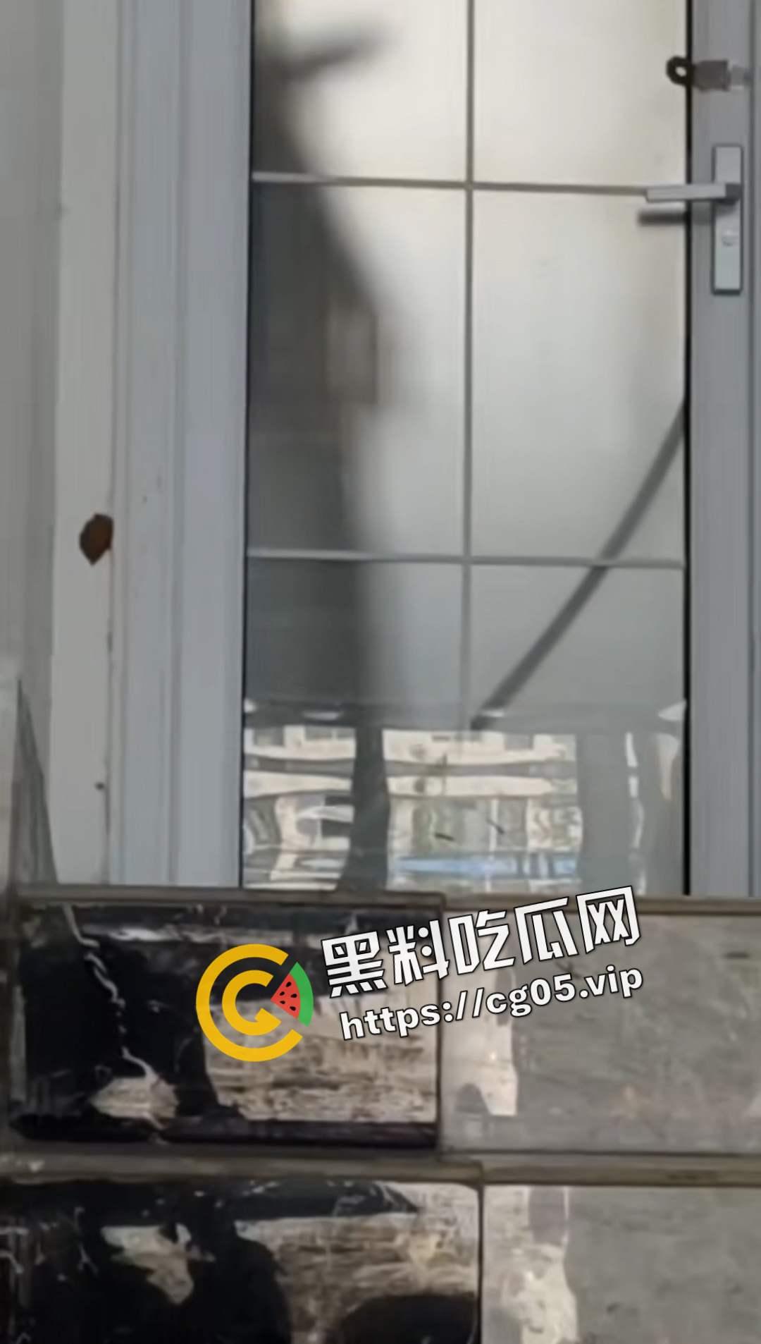 某旅游学院 一男子在校园玻璃门共厕所打飞机 被同学当皮影戏看 拍摄发到表白墙 直接社死-2