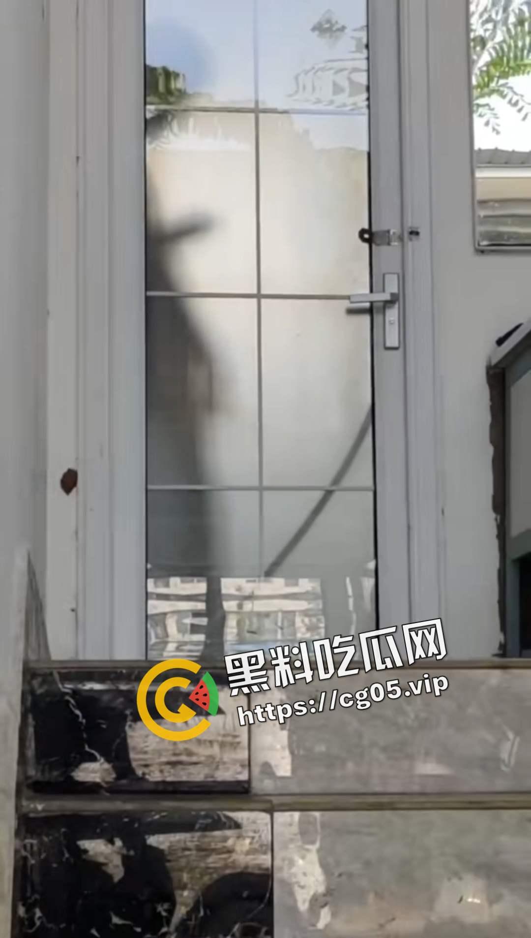 某旅游学院 一男子在校园玻璃门共厕所打飞机 被同学当皮影戏看 拍摄发到表白墙 直接社死-3