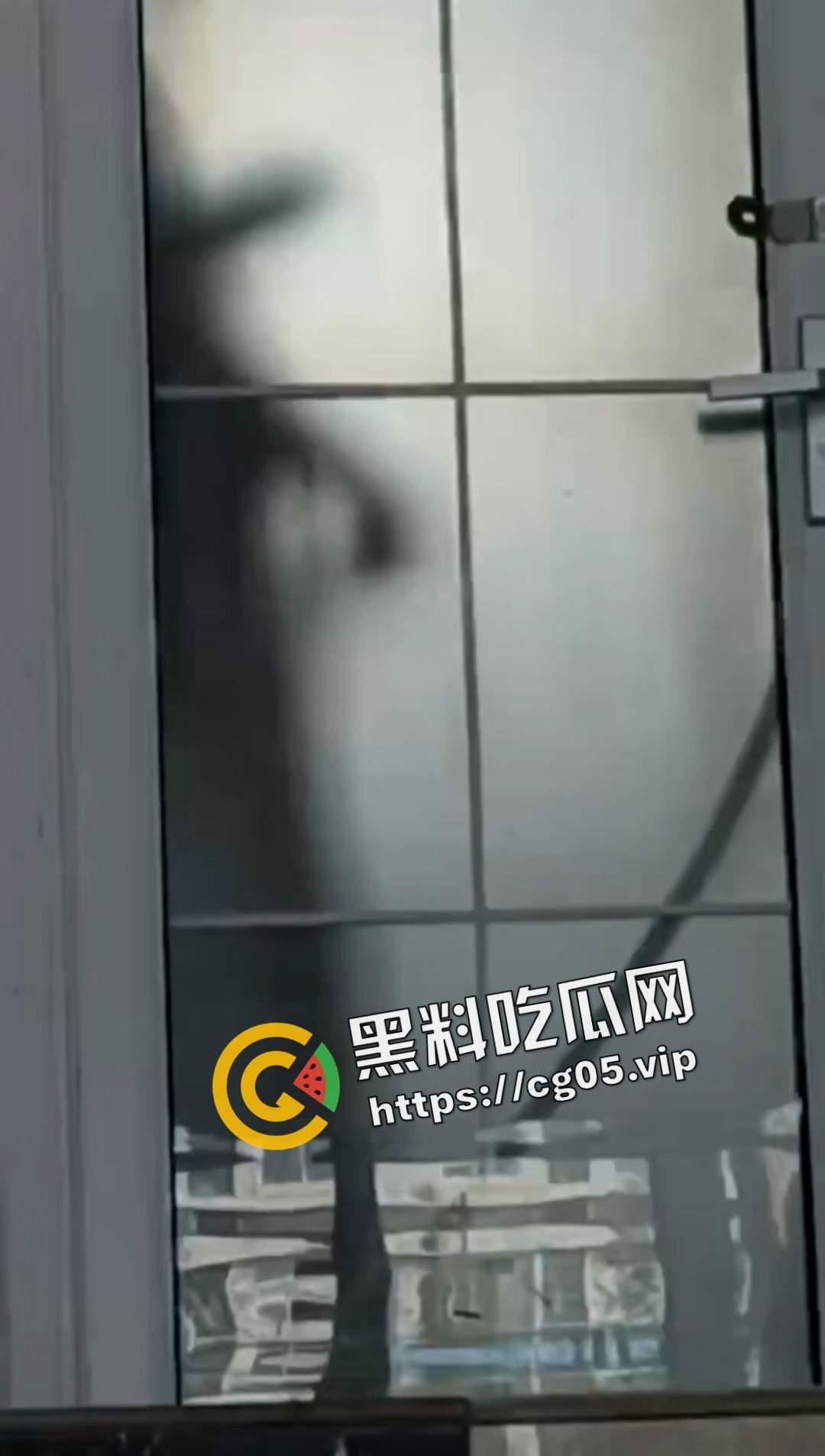 某旅游学院 一男子在校园玻璃门共厕所打飞机 被同学当皮影戏看 拍摄发到表白墙 直接社死-6