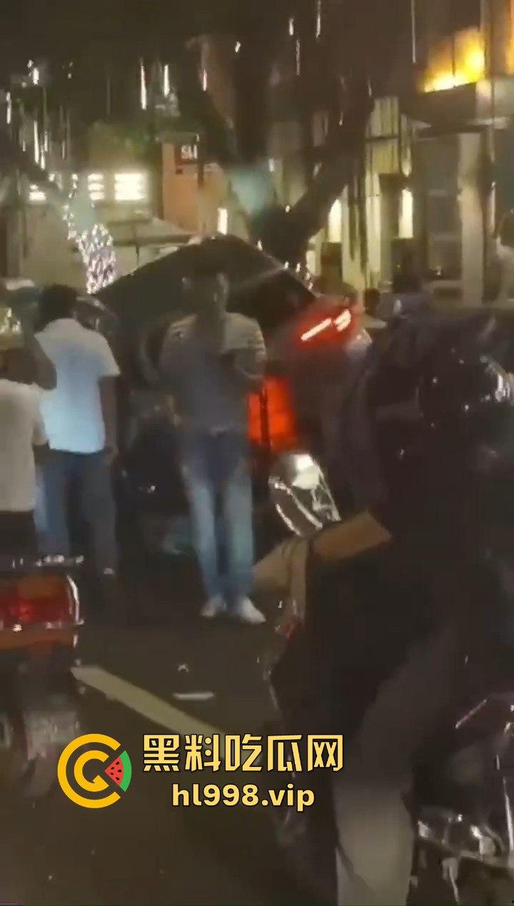 福州惊现比亚迪元怼威马，乘客嘴贱把司机吵崩溃，硬是要带人一起见阎王！-6