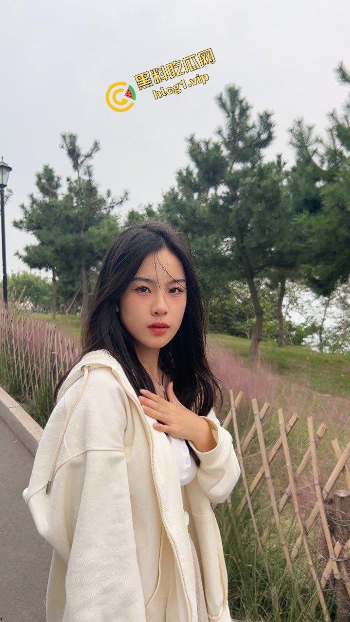 约炮大神得吃校园学妹『朱妍希』背着现男友约啪金爸 惨遭泄密曝光！-1