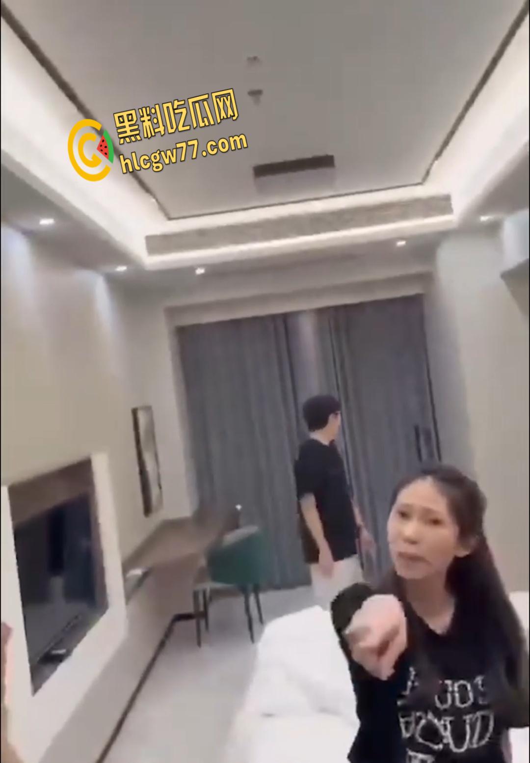 海南万宁抖音妖精【李倩倩Aplexy】酒店偷情翻车！老公抓奸床戏现场，床单凌乱真相辣眼！-6