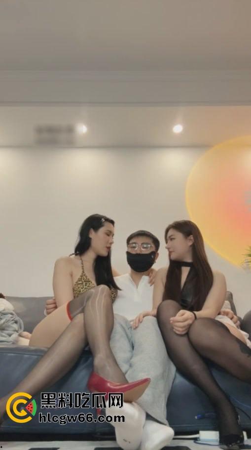 长沙秘书【小祺】当众被爆操，闺蜜牵线卖身换提成，跪舔老板鸡巴舔到吐奶，掰穴求操骚得像发情母狗！-8