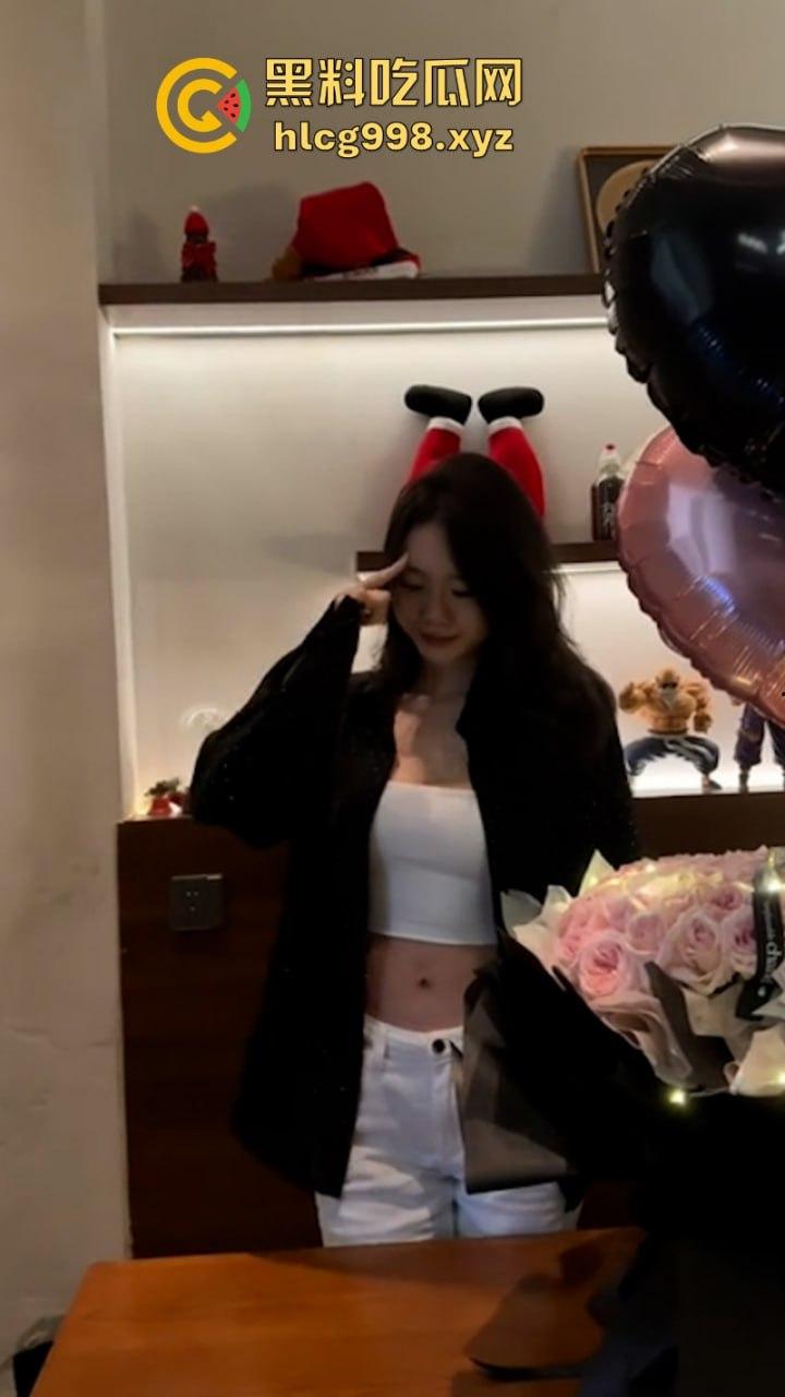 抖音网红【牛油果】季佩文早期不雅自拍视频泄密！真是不可多得的尤物！-10