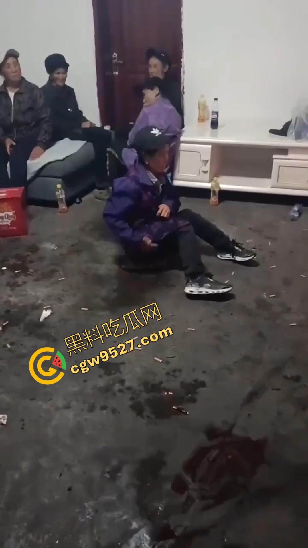 乡村驱邪术！大妈现场驱邪惊魂，法师施法令众人瞠目，大妈惨遭玩坏，众人瞠目结舌-2