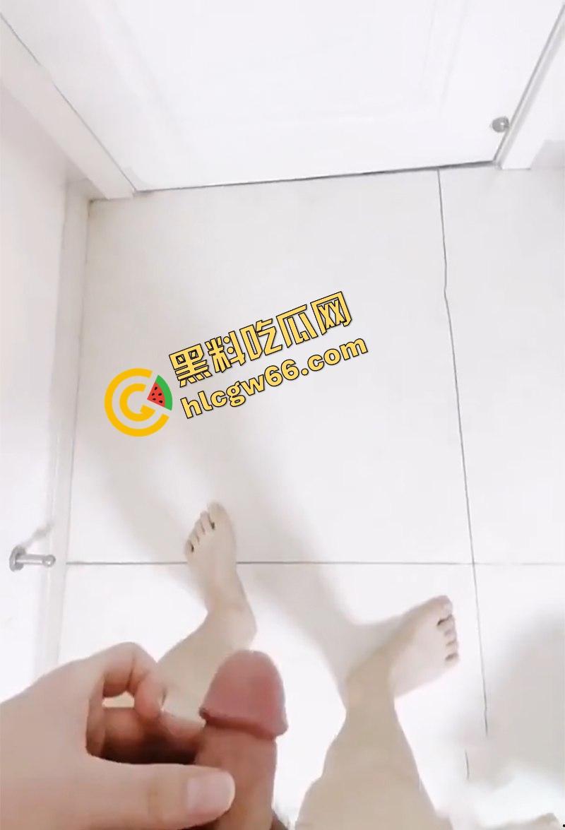 海角最真实刺激的偷情！美女邻居辅导儿子写作业时被大神偷偷后入 高潮内射压抑淫叫 险些被发现！-13