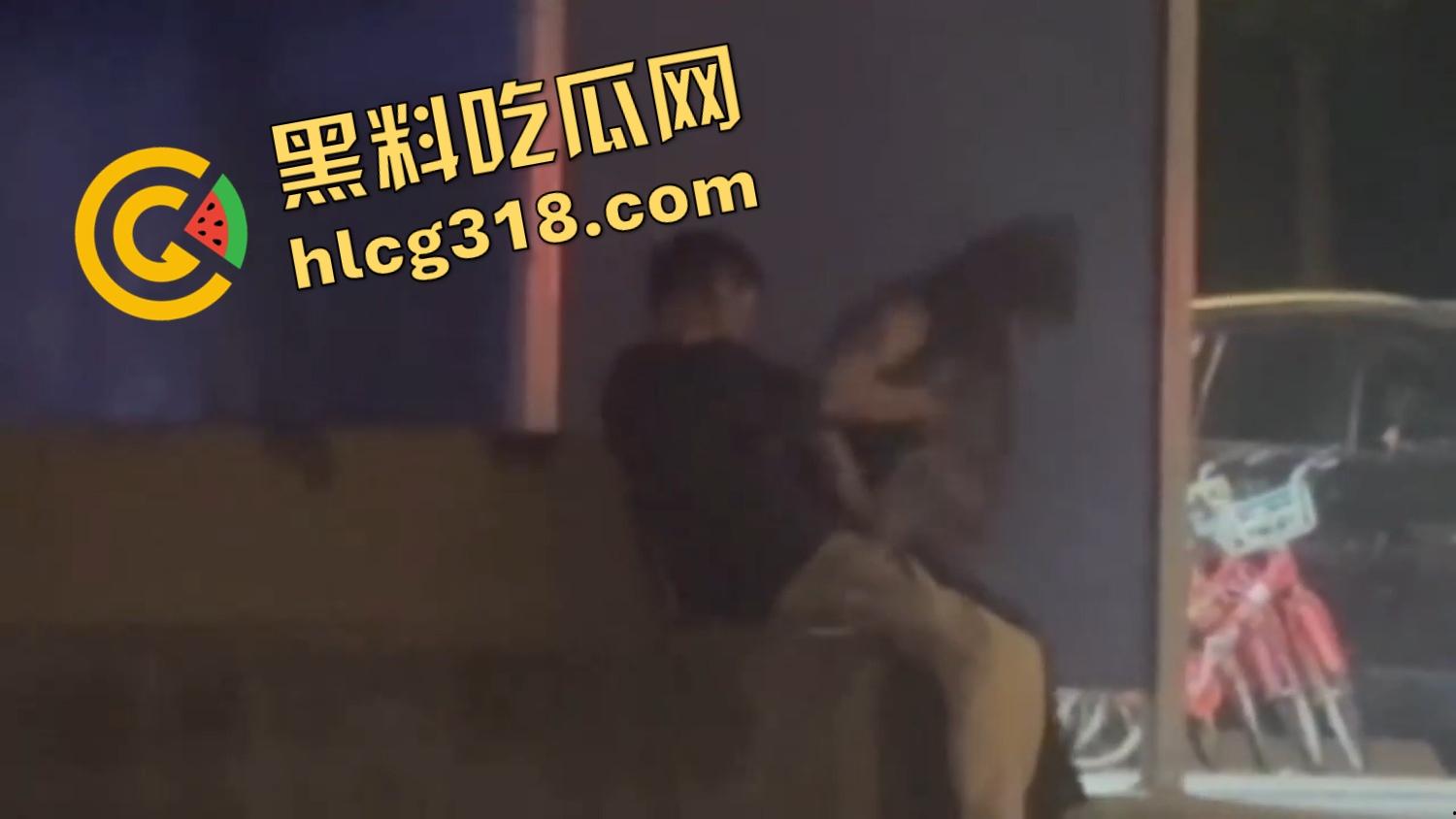 小情侣激情路边打飞机，巡警一照手还在撸，故作镇定装糊涂，路边撸管到底算不算犯法？-7