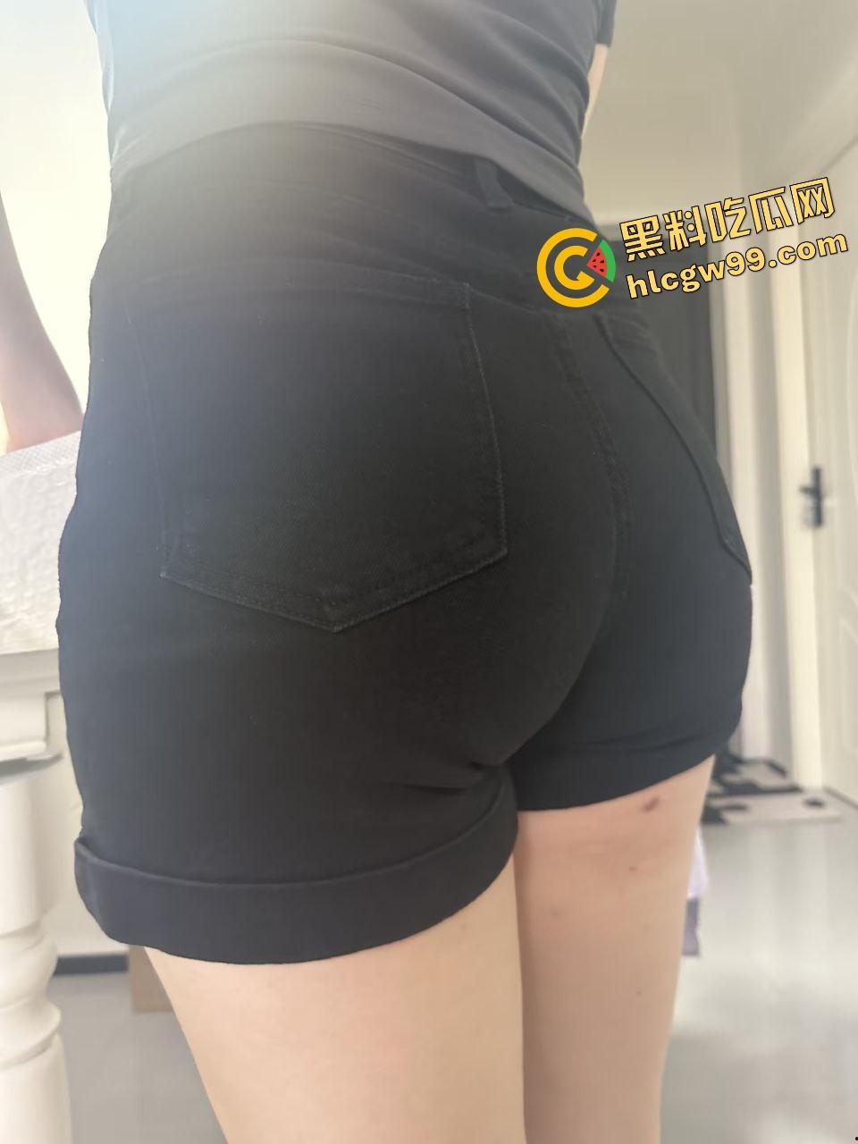 广西柳州社会骚鸡【徐雨欣】大学期间就约炮无数，白虎逼保持至今，练就成精盆骚母狗！独家流出-5