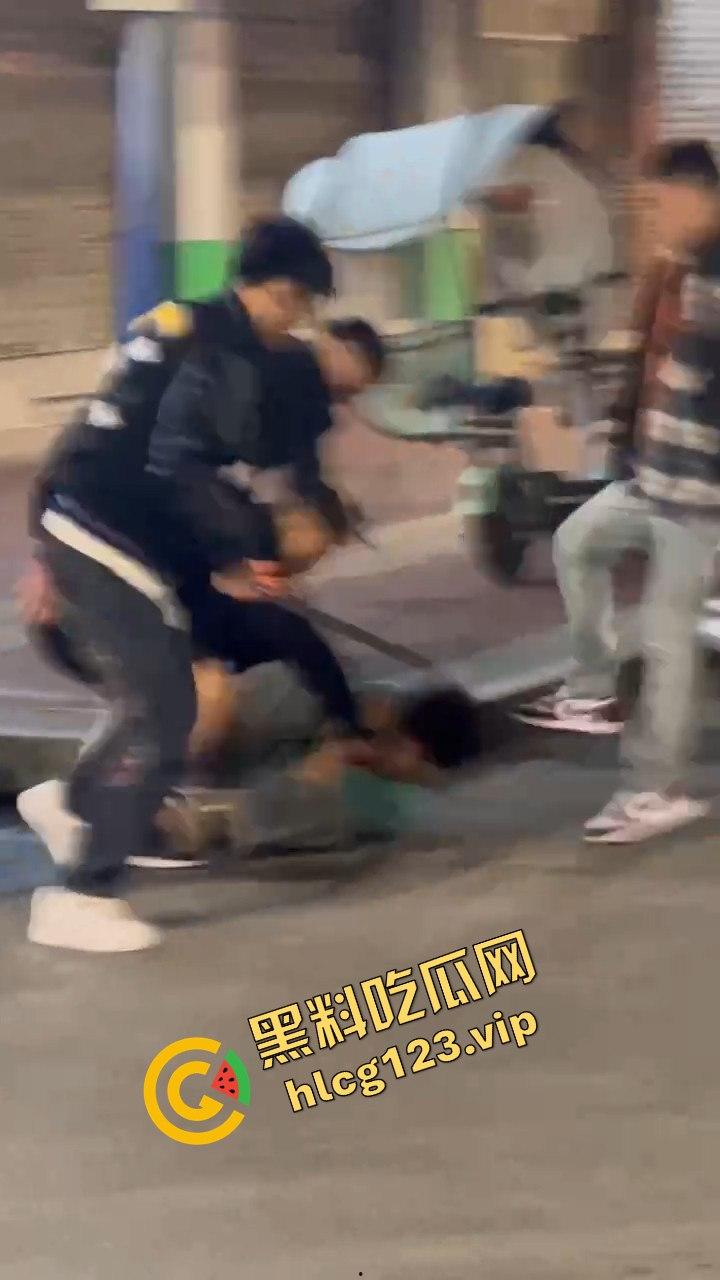 云南精神小伙社会人砍人现场，这真是现实版古惑仔！放个打歌舞他们能咋办？-3