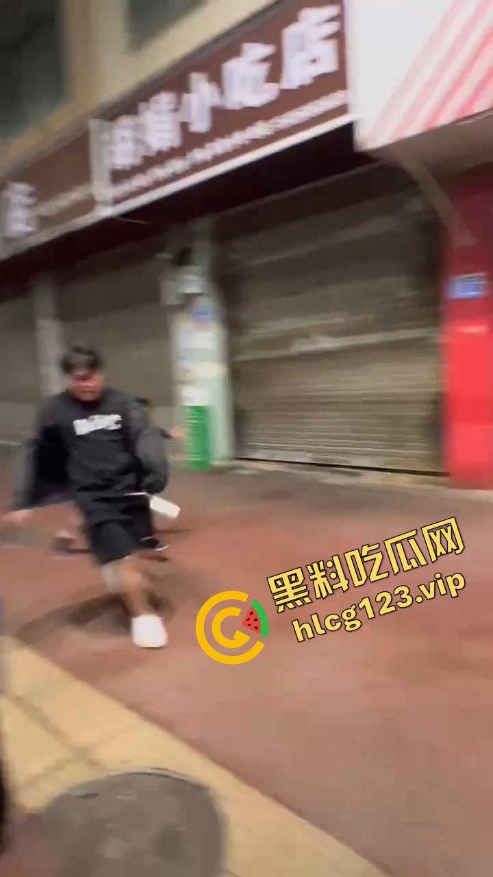 云南精神小伙社会人砍人现场，这真是现实版古惑仔！放个打歌舞他们能咋办？-7