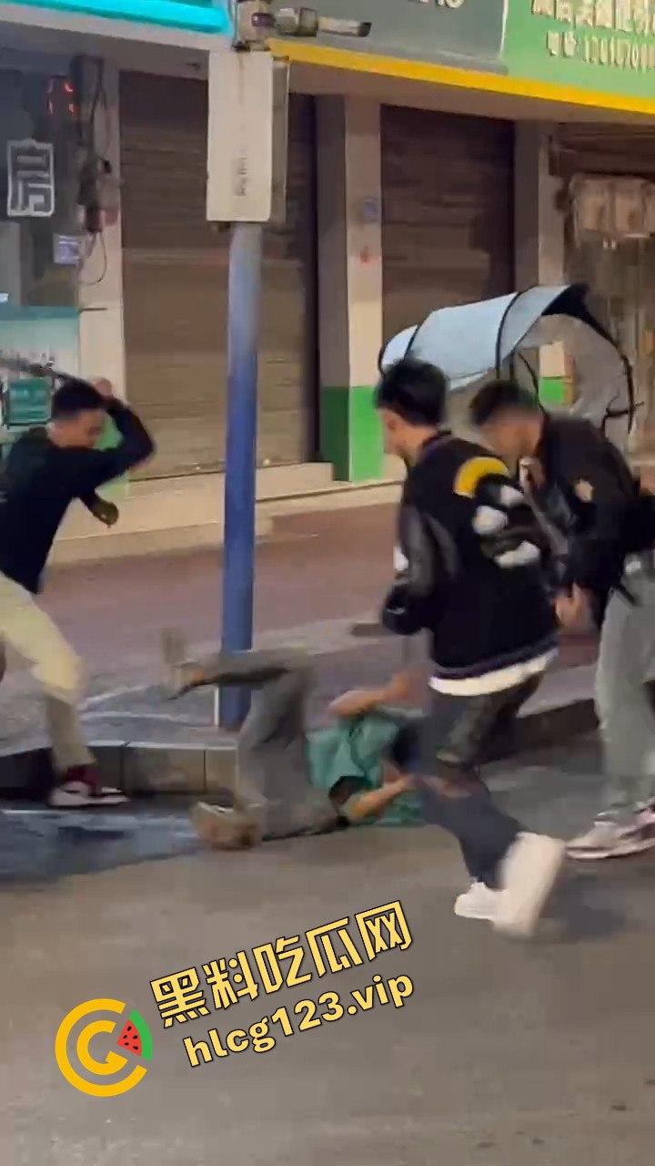 云南精神小伙社会人砍人现场，这真是现实版古惑仔！放个打歌舞他们能咋办？-10