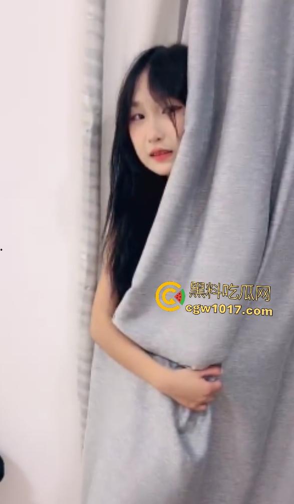 长沙三中学妹被两学姐带下海开房，学姐跪舔老男鸡巴还被舔逼，吓得学妹躲窗帘后，估计下面开始流水了吧！-6