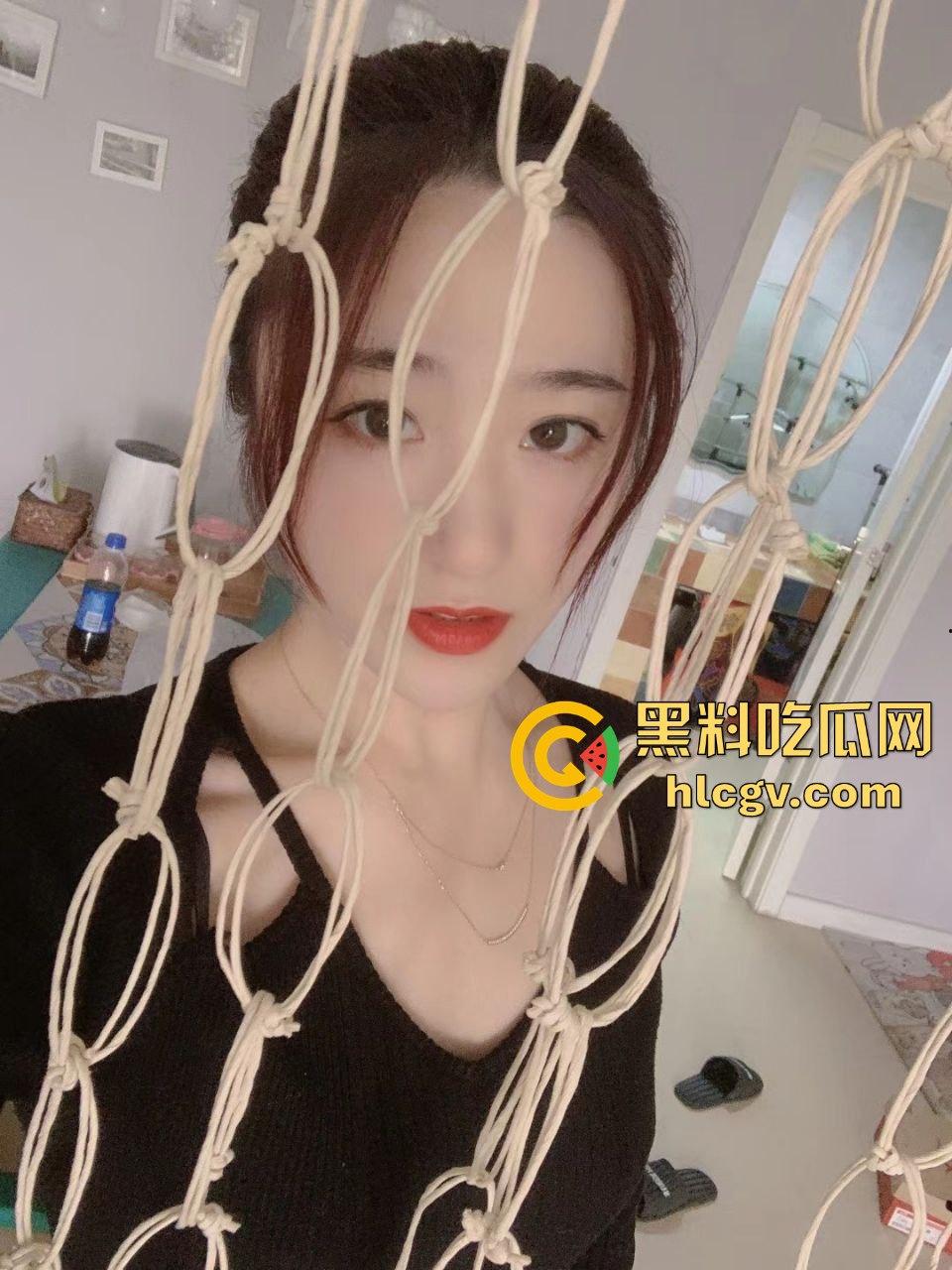 沈阳大学骚女【邓柯欣】社死翻车！背着男友穿黑丝乱搞，视频流出让男友怒戴绿帽！-6