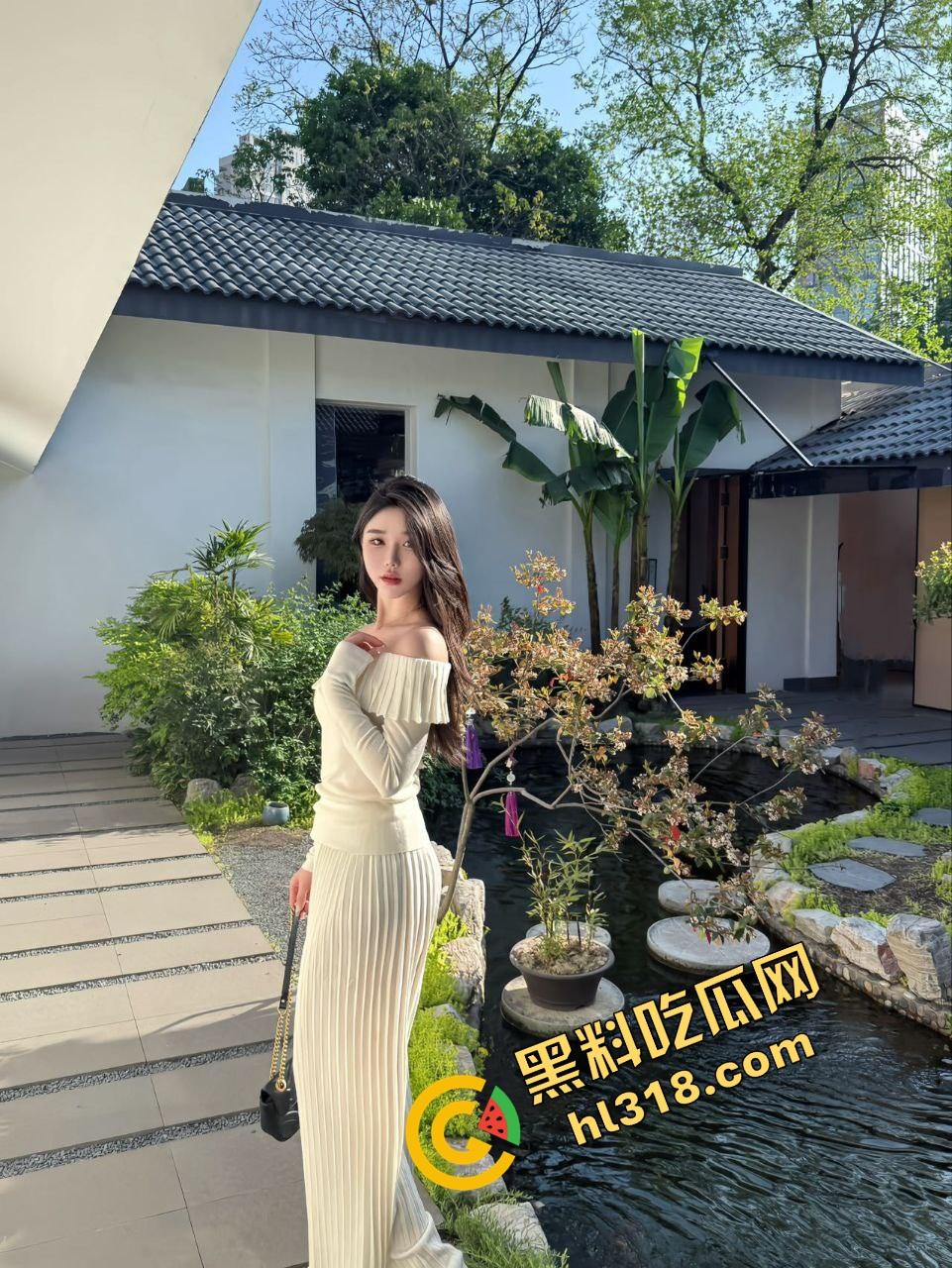 女狗完成主人的街头羞辱任务，薄纱透视装真空出街公园游街，711买零食收银小哥都看懵逼了！-2