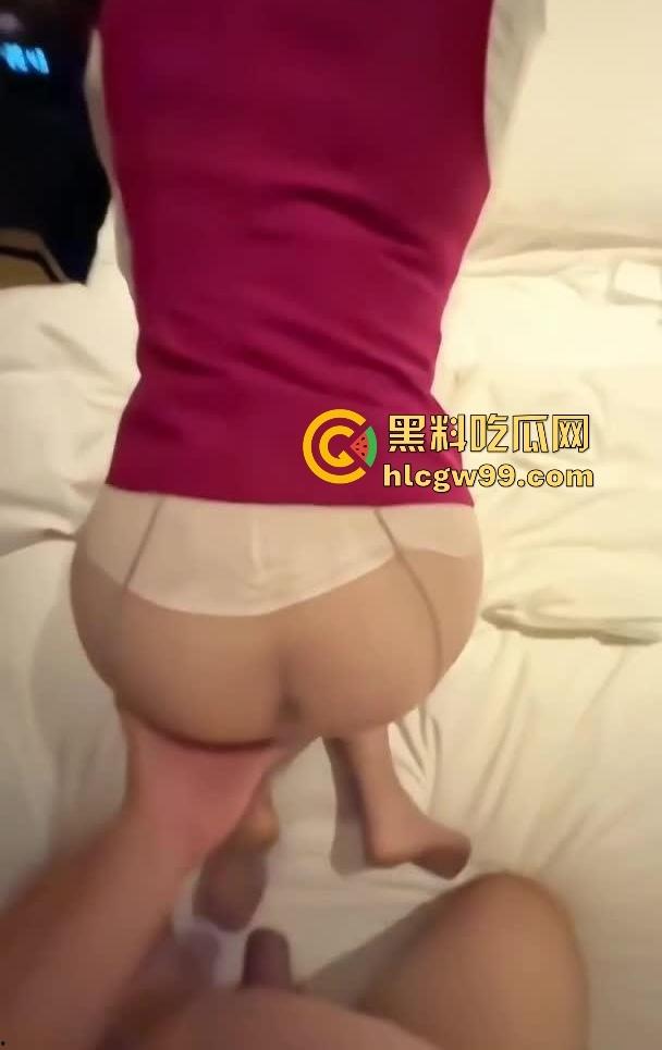 南航高颜值极品空姐【苏楠楠】被曝私底下是母狗一条， 与头等舱的金主爸爸约炮穿制服被干的嗷嗷叫！-16