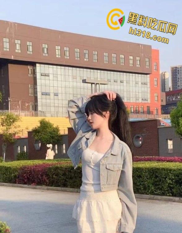 贵州桌游店嫩妹【郑洛芸】，穷人的女神富人的玩具，被富二代调教成母狗，狗趴鞭策舔脚随便玩 !-3