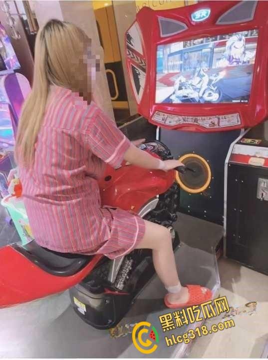 妹妹的第一次给了我之后，带妹妹去寻找刺激感！在洗浴中心跟妹妹做爱玩水晶珠！-1