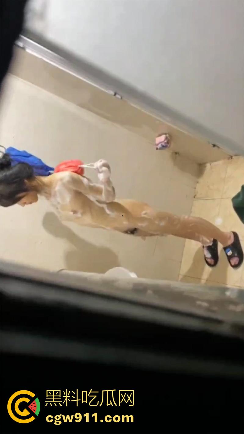 合租大神偷窥女室友合集，极品身材小姐姐换衣服洗澡，还有性感厂妹在宿舍劈腿全裸，奶子又白又大身材还真不赖！-5