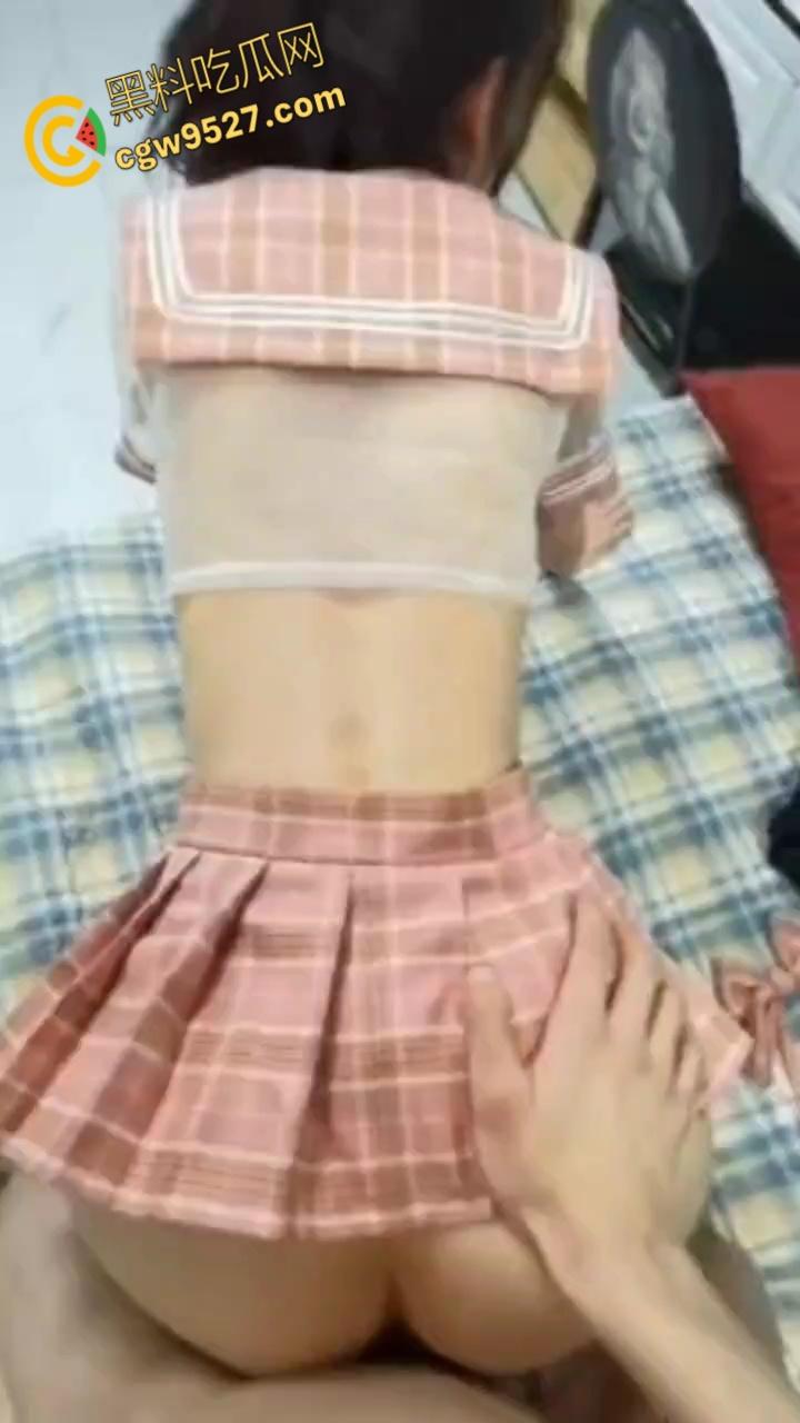 杭州清纯嫩妹【吴雨萌】，废物男友想上却硬不起来，细狗疲软只能脖子种草莓，好逼又被糟蹋了 !-7