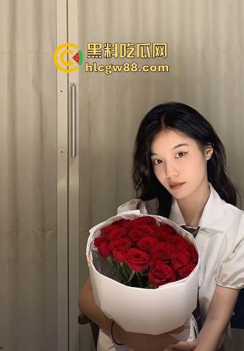 抖音厦门母狗【黄淮北】到处约炮聊骚居家狂热自慰 出去约炮时胸口的挂坠被实锤本人无疑！-7