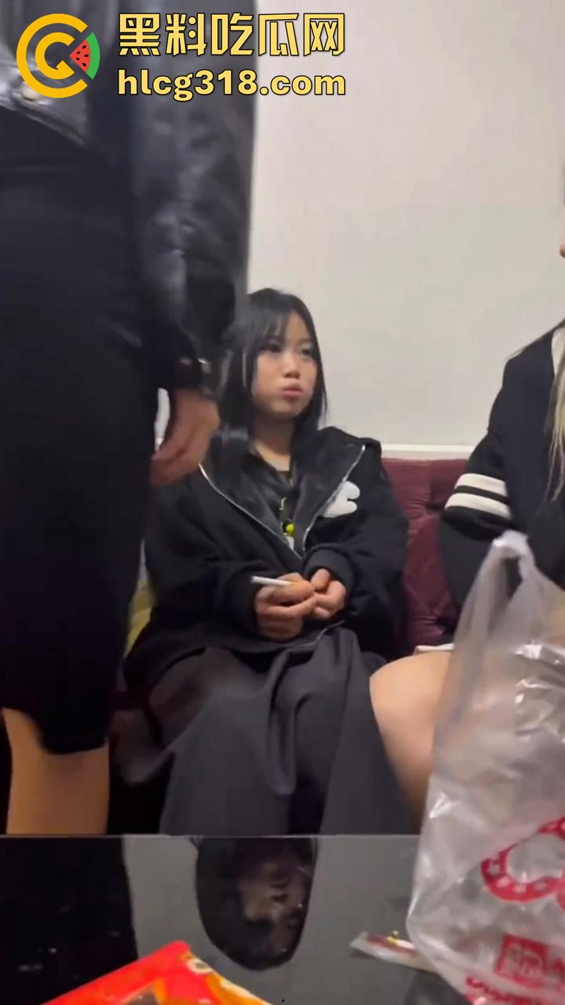 女人生来就会为难女人！天津学生妹被骗至出租屋，被一群精神小妹围殴爆揍，竟是因为抢男友？-2