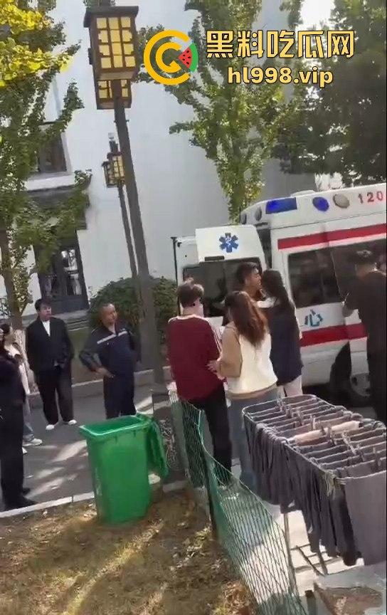 大连庄河大学城惊现校服女引发血案！黑衣男被两学生哥误会暴揍，女子都拦不住！-11