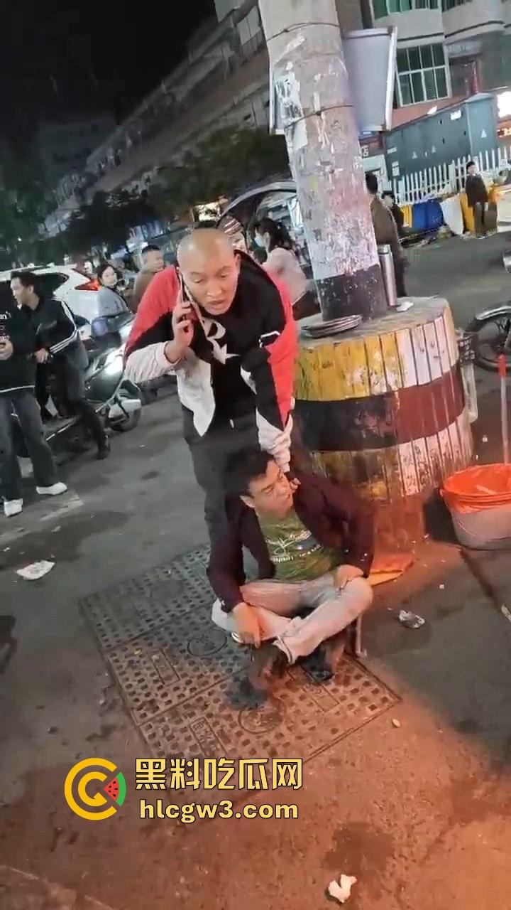 广西R星光头佬暴揍醉汉 战力爆表骑身上拍照羞辱，还问对方屌不屌，R星出品果然精品！-7