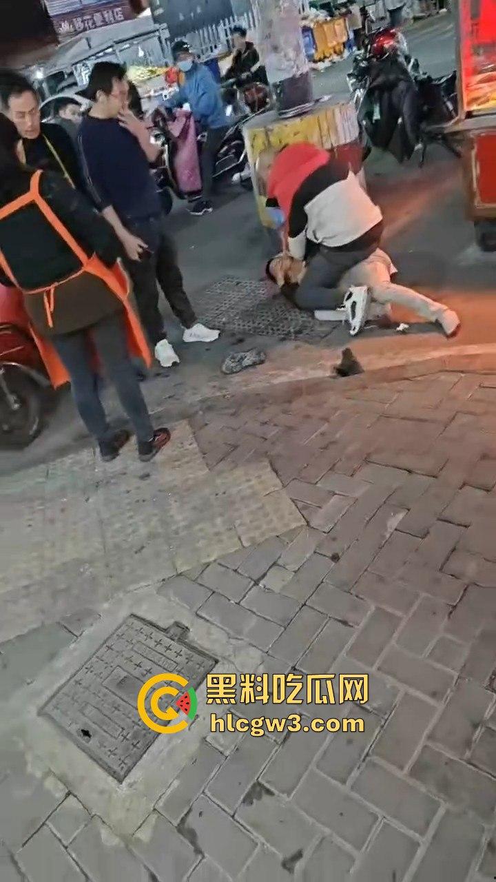 广西R星光头佬暴揍醉汉 战力爆表骑身上拍照羞辱，还问对方屌不屌，R星出品果然精品！-9