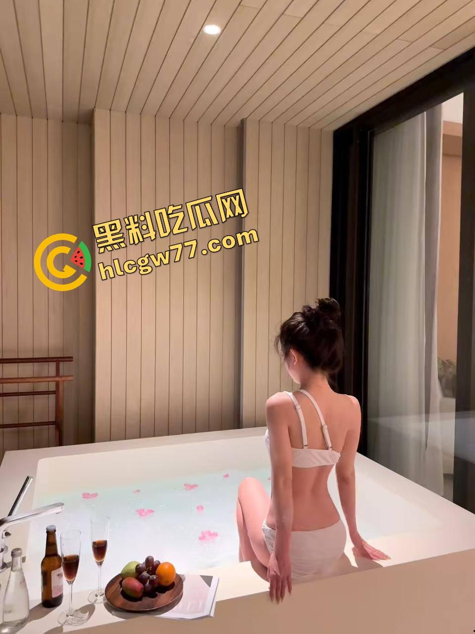 舔了半年公司女同事『周倩瑶』结果人家晚上骑着大屌浪到喷水，白天装清高晚上喂精！-10