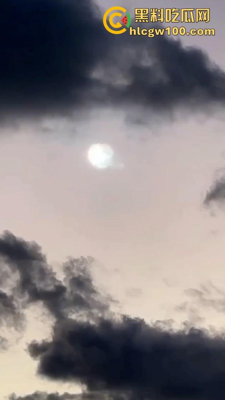 马斯克创造史上最贵世纪大烟花 星舰第七次升天又玩完！一级回收 二级脱轨空中解体屌炸天！-2