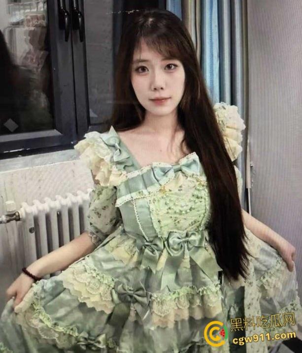 辽宁科技大学【刘雅惠】，清纯学生妹被富二代包养随意玩弄，异地视频洗澡自慰，夹住头疯狂口交颜射一脸 ！-3