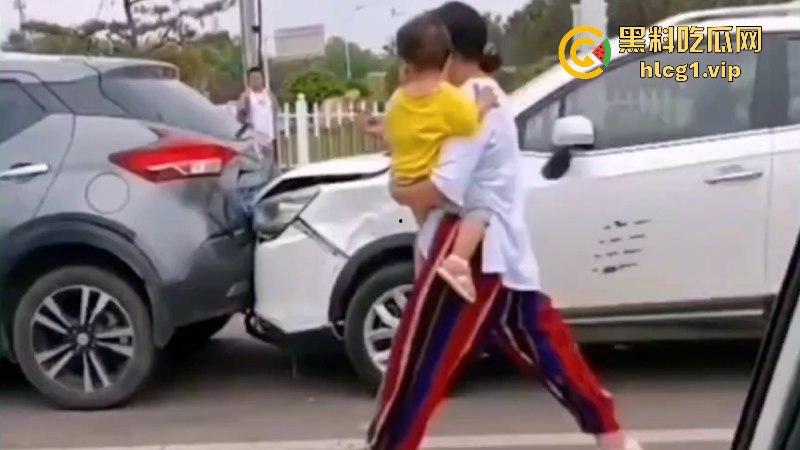 山东又又又上分了！宝妈追尾抱着孩子拿小刀刺前车司机！-6
