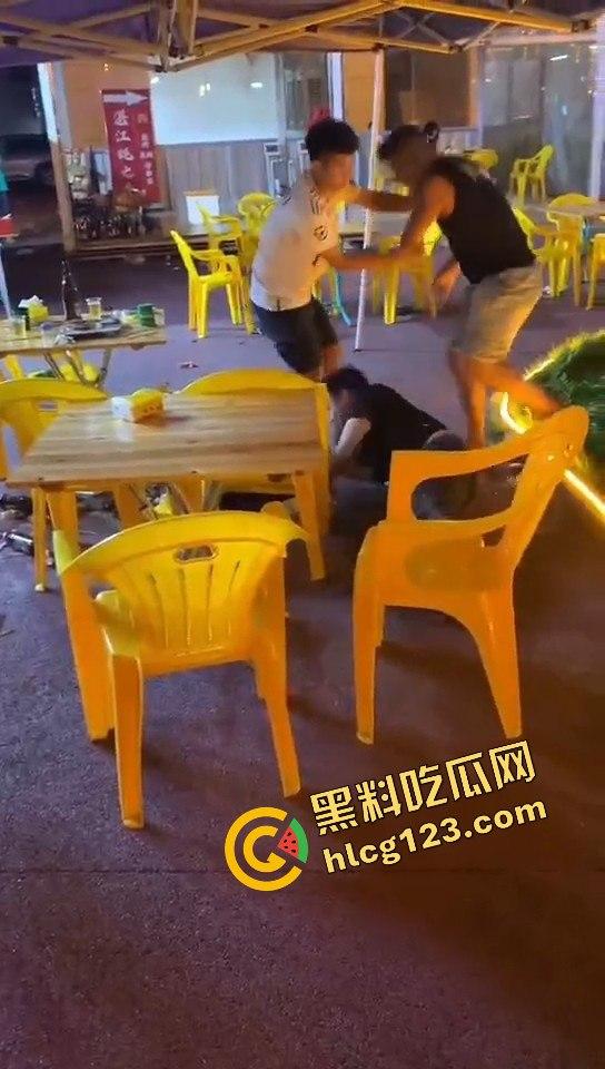 又菜又爱装！厦门夜市惨案：带妹口嗨被暴揍，健身男一脚踹飞小妹，烟头直接灭头上！-1