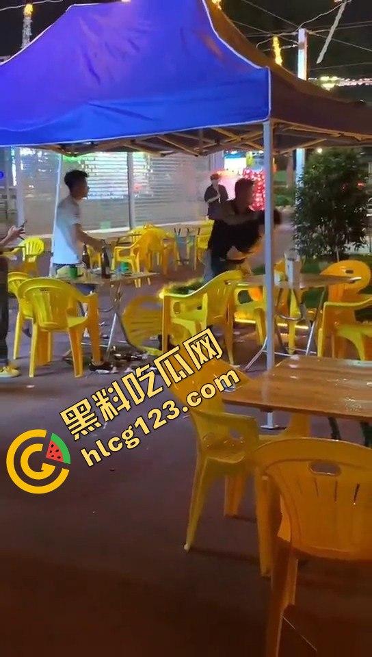 又菜又爱装！厦门夜市惨案：带妹口嗨被暴揍，健身男一脚踹飞小妹，烟头直接灭头上！-9